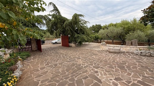 Villa Di 3 Vani e Acc. In Buono Stato, Rivestita In Pietra e Recintata.